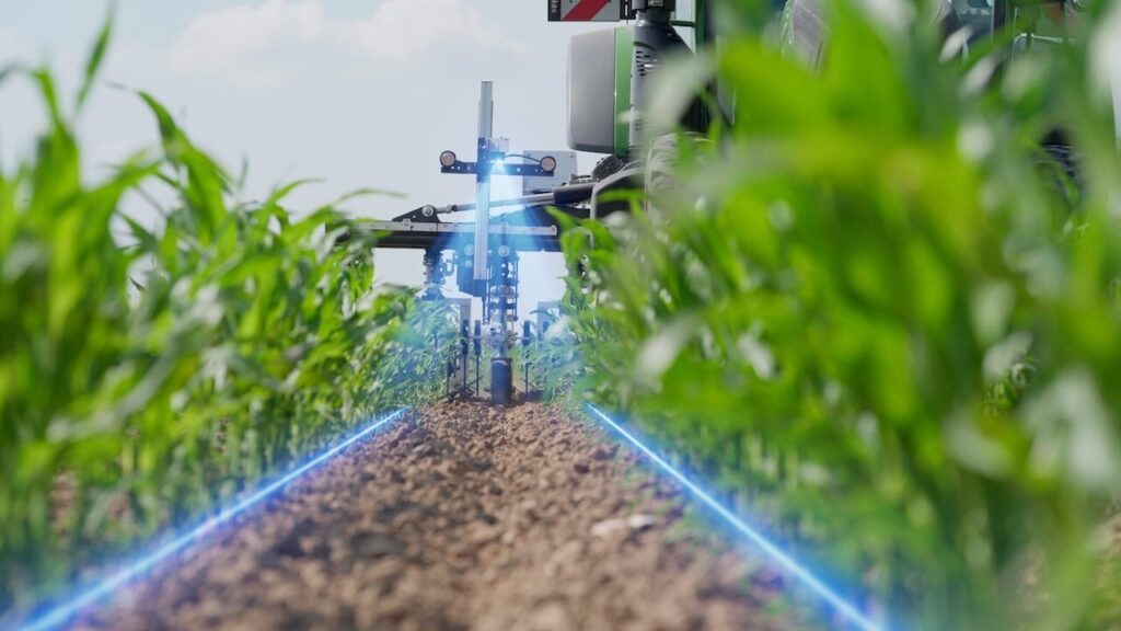 AI Row Management System Enhances Hoeing Precision